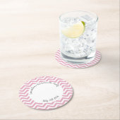 ピンクと白のシェブロンパーティー ラウンドペーパーコースター (インサイチュ)