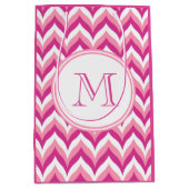 ピンクと白のジグザグシェブロンパターンの色合い ミディアムペーパーバッグ (正面)