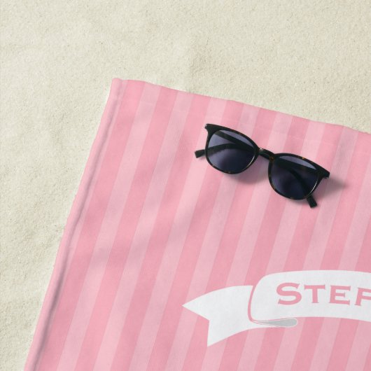 ピンクと白のストライプいかりあなたの名前または引用文 ビーチタオル (インサイチュ)