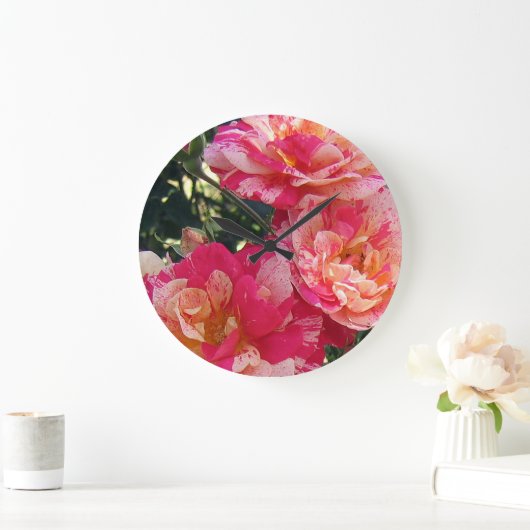 ピンクと白のストライプのバラフローラアート ラージ壁時計 (ホーム)