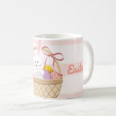 ピンクと白のストライプイースターバニーのバスケット コーヒーマグカップ (正面右)