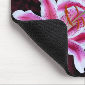 ピンクと白のタラバザリリリージクローズアップ写真 マウスパッド (コーナー)