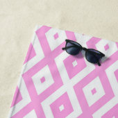 ピンクと白のダイヤモンドパターン ビーチタオル (インサイチュ)