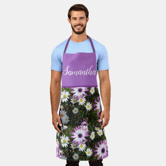 ピンクと白のデイジーデイジー花フローラ エプロン (着用した状態)