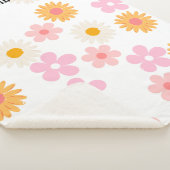 ピンクと白のデイジーフローラパーソナライズされたベビー名 シェルパブランケット (3/4)