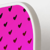 ピンクと白のハートパターンモダンモノグラム ピックルボールラケット (左詳細)