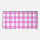 ピンクと白のバッファローのプレイド デスクマット (正面)