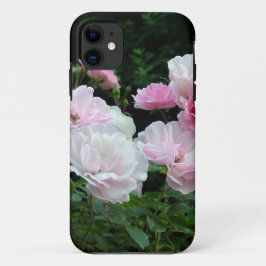 ピンクと白のバラの茂み。植物園 iPhone 11 ケース