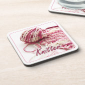 ピンクと白のバリエーションのニット コースター (左側)