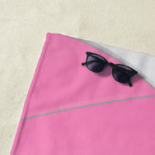 ピンクと白のバレーボールの女パーソナライズされたの子 ビーチタオル (インサイチュ)