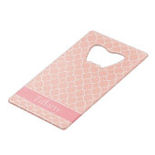 ピンクと白のパターンをパーソナライズ クレジットカード栓抜き (正面アングル)