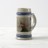 ピンクと白のフラワーグレー/ブルー22 oz Stein ビールジョッキ (正面右)