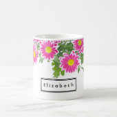ピンクと白のフレッシュデイジーの花パーソナライズされた コーヒーマグカップ (中央)