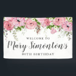 ピンクと白のフローラ80th Birthday Party Welcome 横断幕<br><div class="desc">素朴エレガントはピンクのバラと白い花と緑の多離れくの花、つる植物と一緒に80歳の誕生日のバナーの上に縁どは、美しいフローラを作成する。要連絡るもしか調整項目を見つけよう。</div>