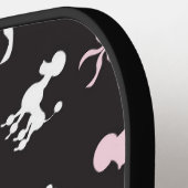 ピンクと白のプードル黒の背景 ピックルボールラケット (左詳細)