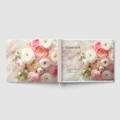 ピンクと白のラヌンキュラスの花束が閉まる ゲストブック (全面)