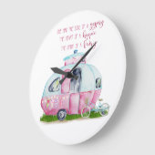 ピンクと白のレトロヴィンテージキャンパーと引用文 ラージ壁時計 (傾斜)