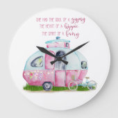 ピンクと白のレトロヴィンテージキャンパーと引用文 ラージ壁時計 (正面)