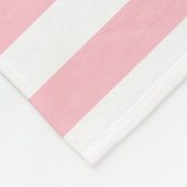 ピンクと白の大きいサイズの横ストライプ線 フリースブランケット (角)