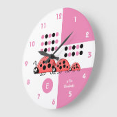 ピンクと白の子供の名前のレディバード ラージ壁時計 (傾斜)