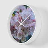 ピンクと白の山の月桂樹の花 壁時計 (傾斜)