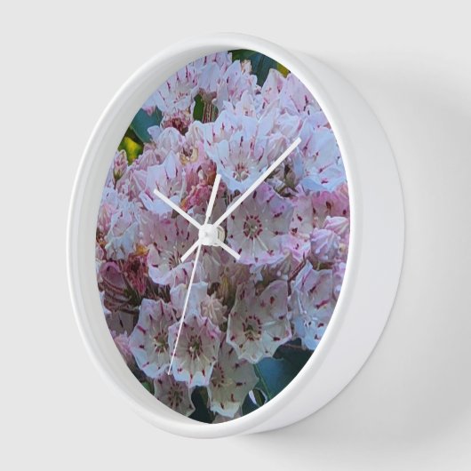 ピンクと白の山の月桂樹の花 壁時計 (傾斜)