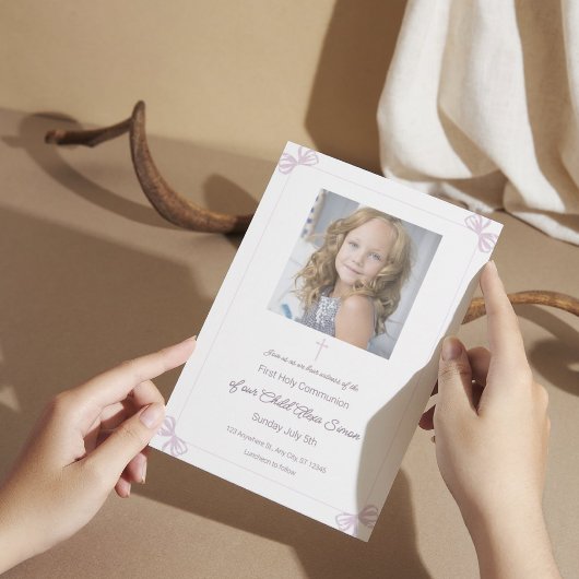 ピンクと白の弓の最初の聖なる聖餐式 招待状