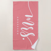 ピンクと白の新婚の花嫁パーソナライズされた夫人 ビーチタオル (正面)