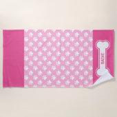 ピンクと白の犬の手と骨と名前をカスタムする ビーチタオル (正面)