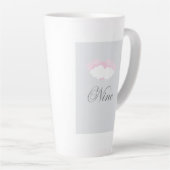 ピンクと白の繊細な雲と文字9 カフェラテマグ (右アングル)