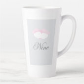 ピンクと白の繊細な雲と文字9 カフェラテマグ (右)