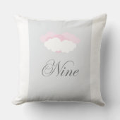 ピンクと白の繊細な雲と文字9 クッション (正面)