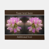 ピンクと白の花が近いパーソナライズされた ドアマット (正面)