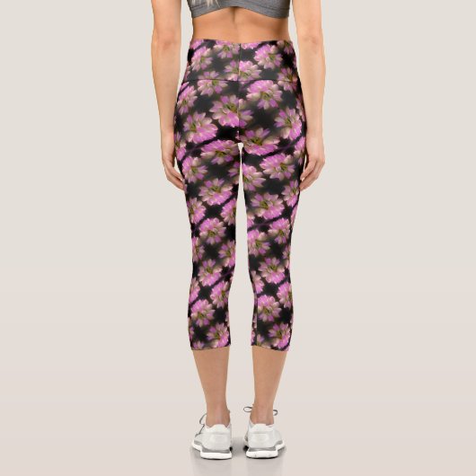 ピンクと白の花クローズアップ模様の首 カプリレギンス (裏面)