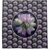 ピンクと白の花クローズアップ模様 シャワーカーテン (正面)