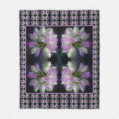 ピンクと白の花クローズアップ模様 フリースブランケット (正面)