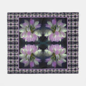 ピンクと白の花クローズアップ模様 フリースブランケット (正面(横))