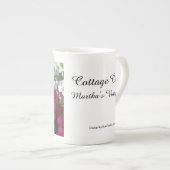 ピンクと白の花 – マーサのブドウ園 ボーンチャイナマグカップ (正面右)