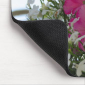 ピンクと白の花 – マーサのブドウ園 マウスパッド (コーナー)