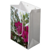 ピンクと白の花 – マーサのブドウ園 ミディアムペーパーバッグ (正面アングル)