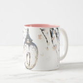 ピンクと白の蝶とメタリックランタン ツートーンマグカップ (正面右)