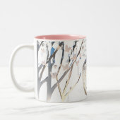 ピンクと白の蝶とメタリックランタン ツートーンマグカップ (左)