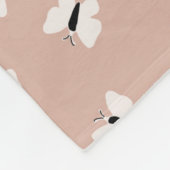 ピンクと白の蝶のパターン名とモノグラム フリースブランケット (角)