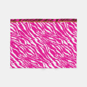 ピンクと白の複雑な花のパターン、アート フリースブランケット (正面(横))