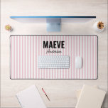 ピンクと白ストライプのパーソナライズされたモダンエレガント デスクマット<br><div class="desc">ミニマルモダンガーリータイポグラフィピンクと白いストライプシンプルデザインエレガントは、ギフトデスクマット。</div>
