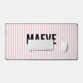 ピンクと白ストライプのパーソナライズされたモダンエレガント デスクマット (キーボード&マウス)