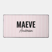 ピンクと白ストライプのパーソナライズされたモダンエレガント デスクマット (正面)