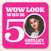ピンクと白50歳の誕生日の写真は誰か スクエアペーパーコースター (正面)