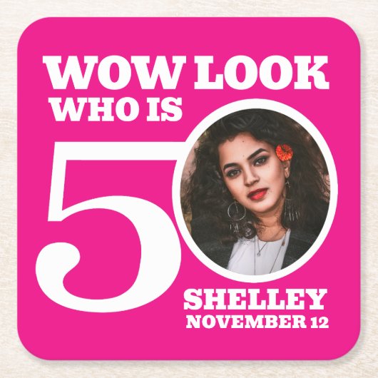 ピンクと白50歳の誕生日の写真は誰か スクエアペーパーコースター (正面)