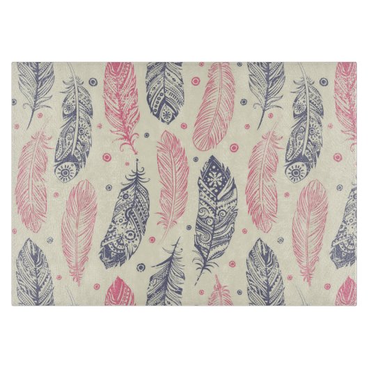 ピンクと紫のエスニックの羽毛模様 カッティングボード (正面)